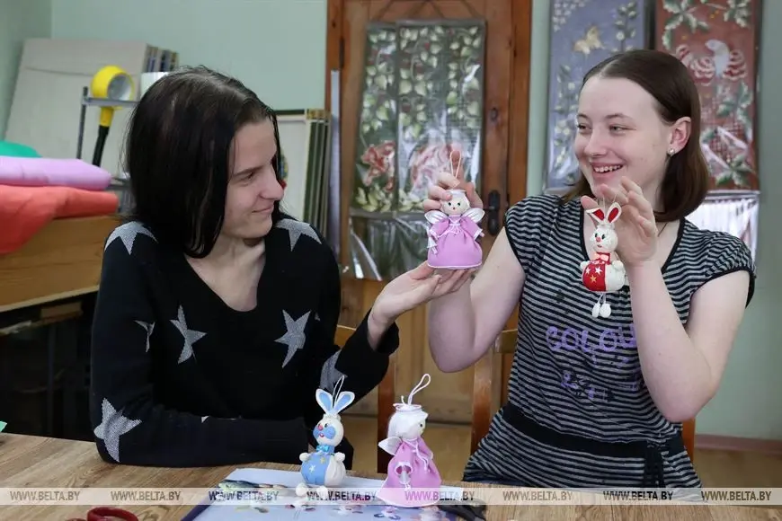 Такие вот славные зайчики и ангелочки сделаны руками учащихся Могилевского экономического профтехколледжа. Фото: БЕЛТА