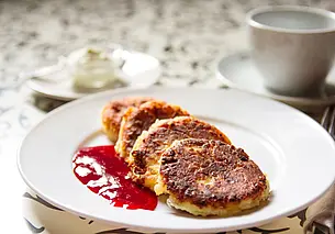 Почему сырники разваливаются: 5 ошибок в приготовлении идеального завтрака