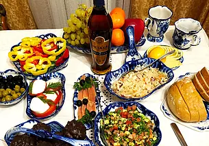 Сколько стоит накрыть стол на Новый год? Изучили цены 1 декабря, чтобы сравнить их с 31 декабря