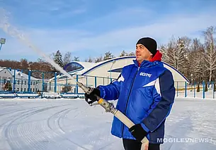 Где покатаемся на коньках и видеокамеры на школьных кухнях: обзор СМИ за минувший день