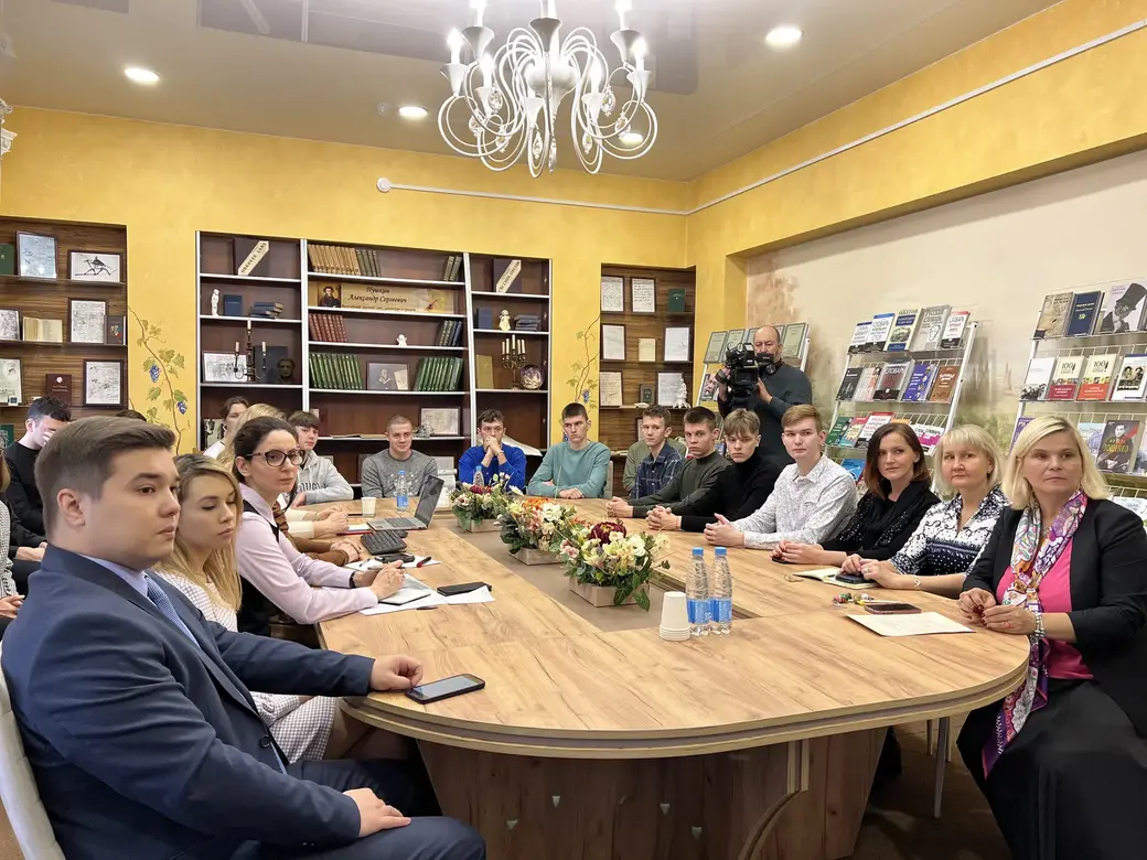 Во время торжественного открытия выставки книжного дара в БРУ. Фото: сайт bru.by.