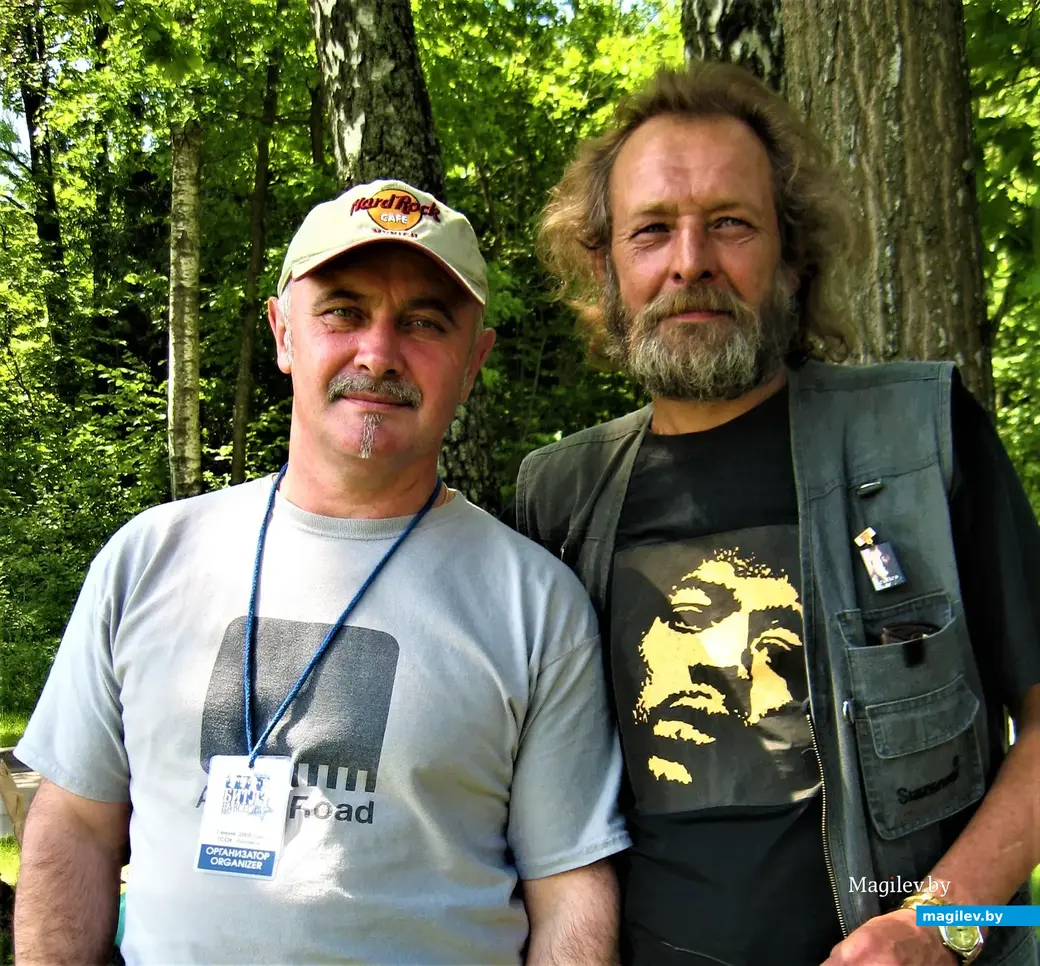 Организатор знаменитого фестиваля «Beatles Forever» Виктор Морозевич (слева) и Владимир Кутузов, чья черная майка сразу же выдает в нем почитателя музыки Джими