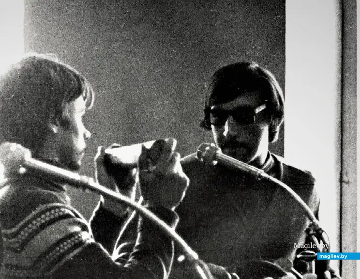 Алик Бедулин (справа) на гитаре не играл. Но очень оригинально пел. Могилев, 1970-е годы.