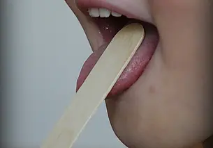 Как унять боль в горле, если под рукой нет лекарств: проверенные народные способы