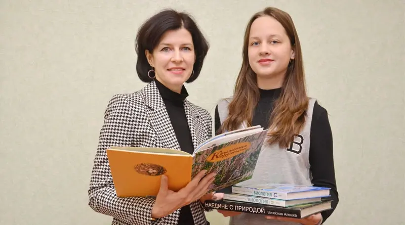 Анастасия Волчкова со своей учительницей Анастасией Адамченко. Фото: сайт .bykhov.by
