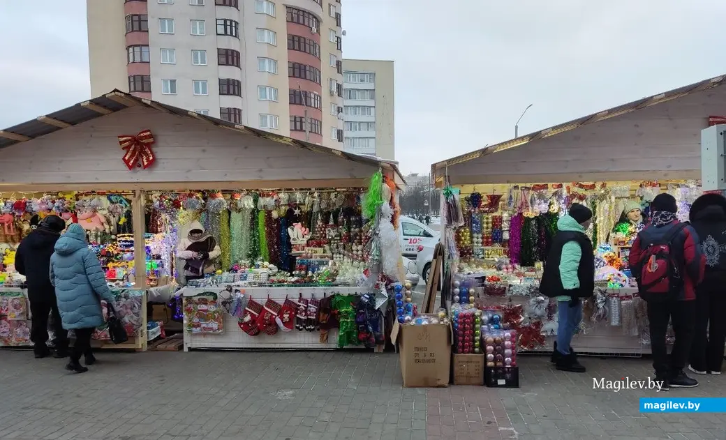 Новогодняя ярмарка у ТЦ «Арбат» в Заднепровье. Могилев, 6.12.2022 г