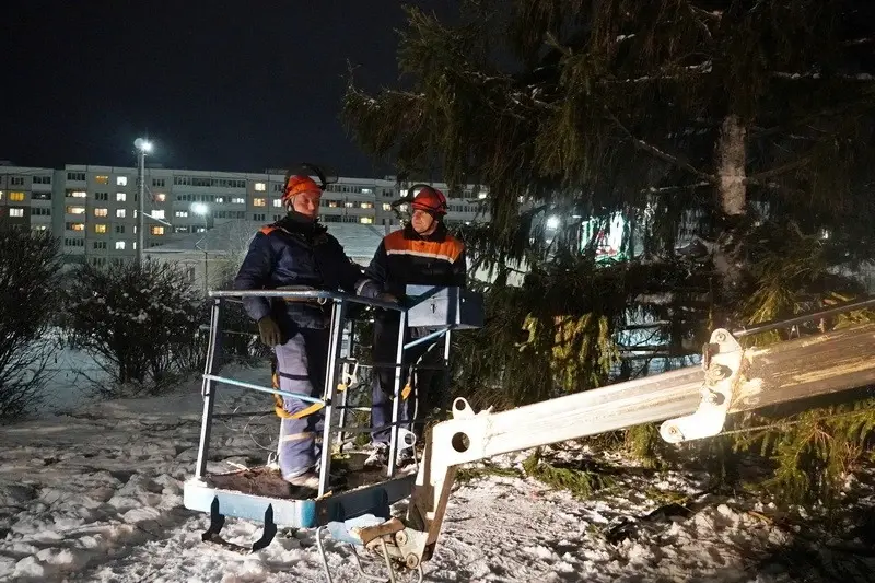 Установка елки у кинотеатра «Космос». Могилев, 6.12.2022 г. Фото: vestnikmogileva.by