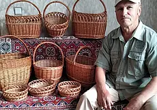Корзины для куличей, пикников и шопинга. Как бывший начальник ж/д станции под Бобруйском плетет изделия из лозы