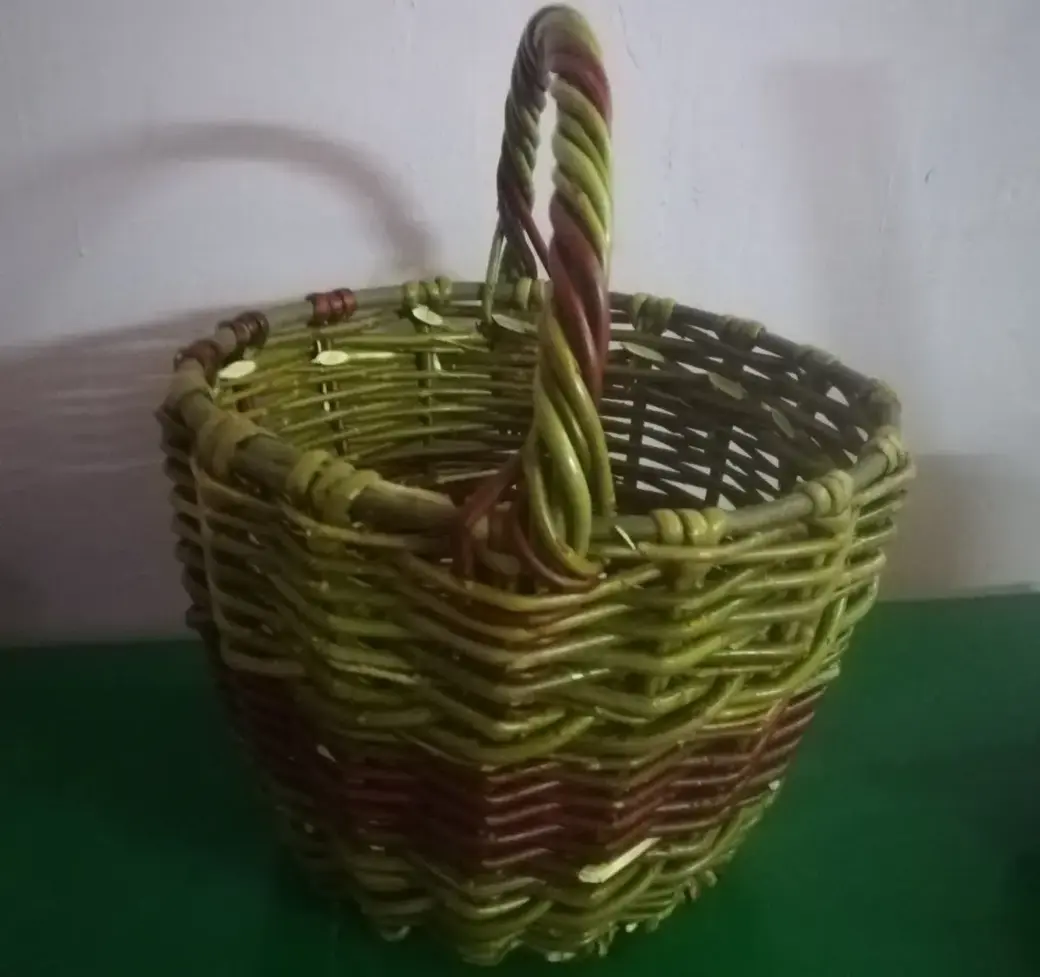 Хозяйственные корзины из лозы по 15 рублей.