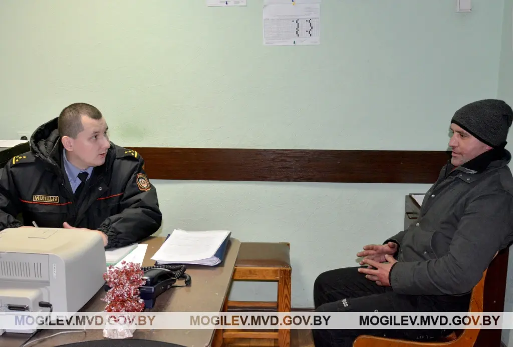 На приеме у участкового. Фото: УВД Могоблисполкома