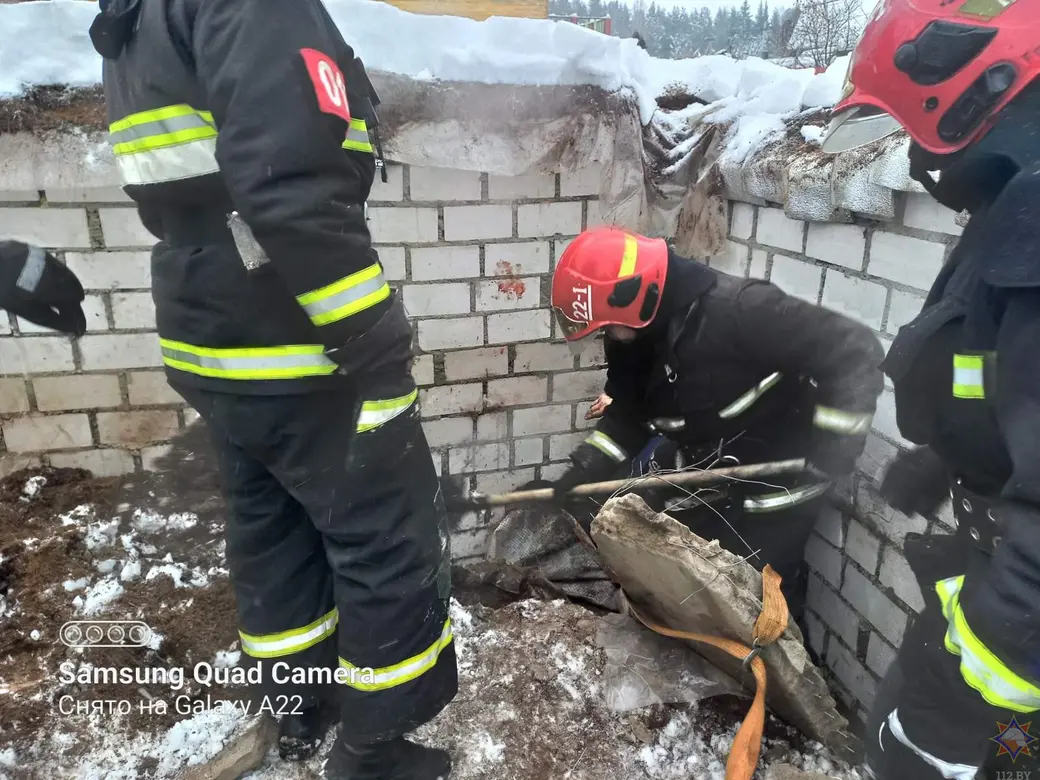 Спасатели работают на месте происшествия. Шклов, Могилевская область. 9.12.2022 г. Фото: mogilev.mchs.gov.by