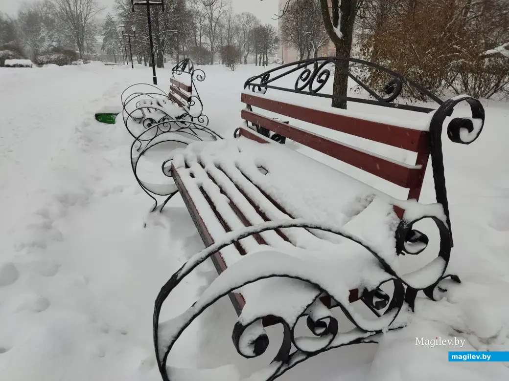 На лавочках сейчас не очень-то и посидишь. Снежное очарование Могилева. Пушкинский проспект. 11.12.2022 г