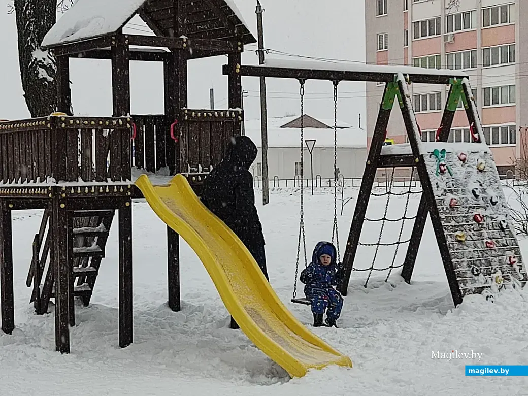 Зимой на качелях тоже можно кататься! Снежное очарование Могилева. Пушкинский проспект. 11.12.2022 г