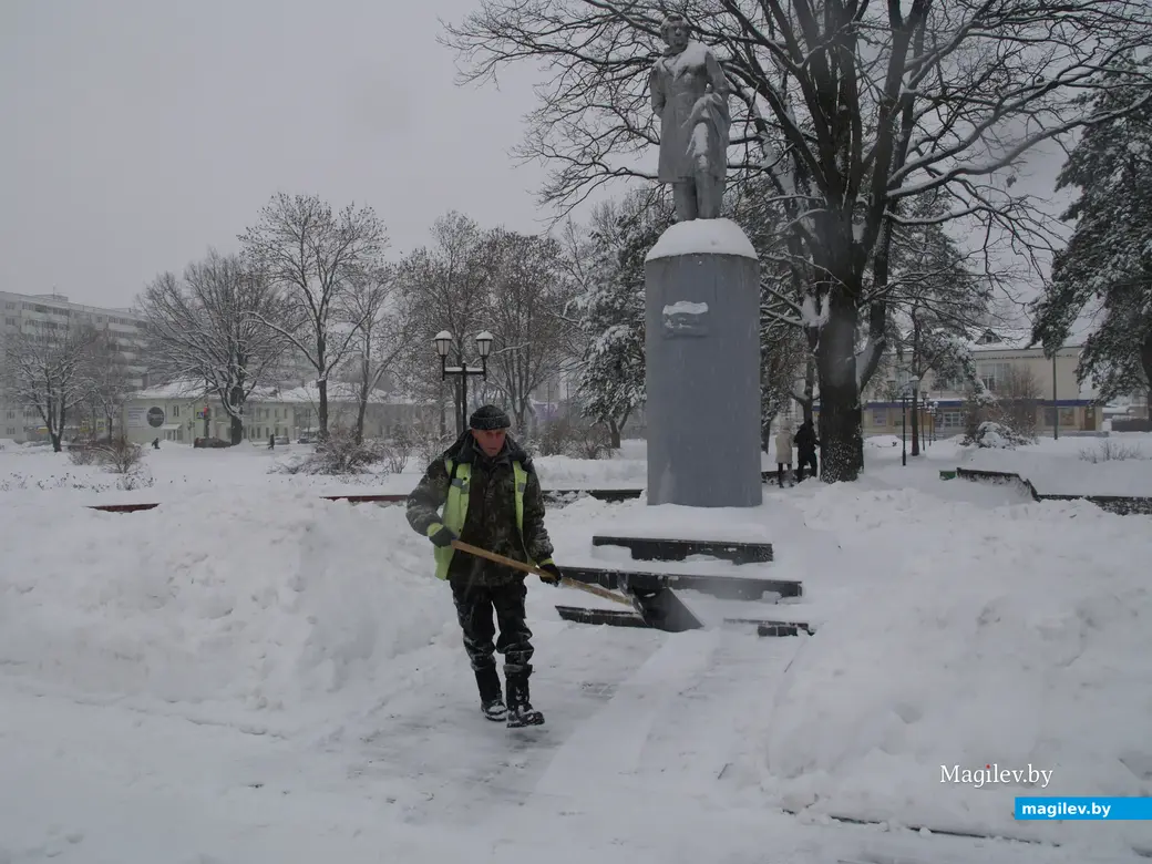 Дворникам снег не в радость. Снежное очарование Могилева. Пушкинский проспект. 11.12.2022 г