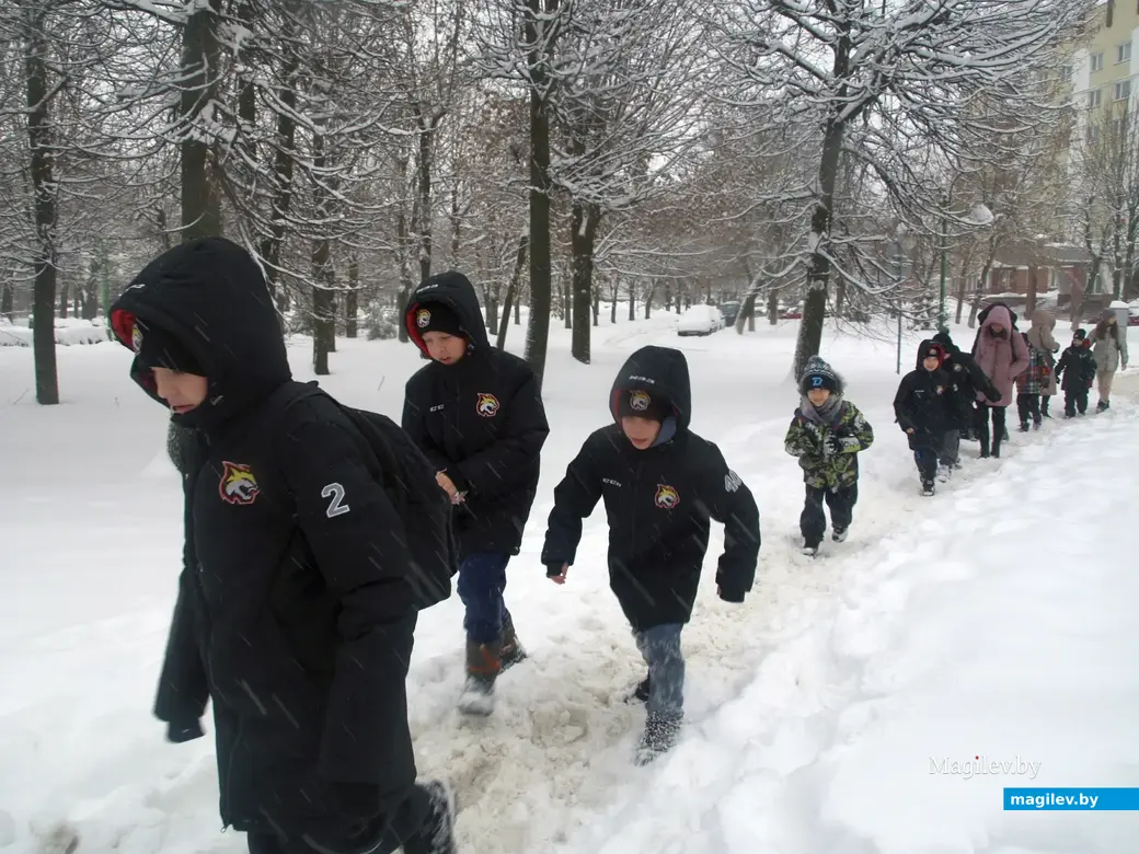 Юные хоккеисты из Гомеля спешат на матч в Ледовый дворец. Снежное очарование Могилева. Пушкинский проспект. 11.12.2022 г