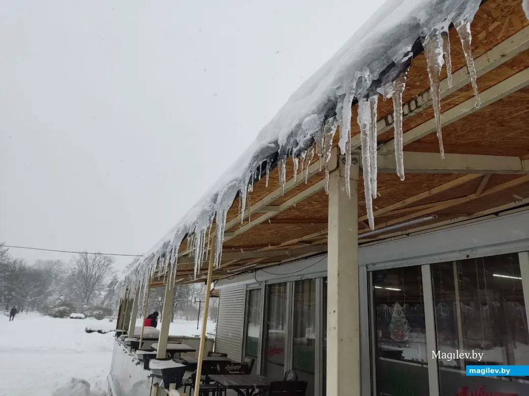 Какая же зима без сосулек! Снежное очарование Могилева. Пушкинский проспект. 11.12.2022 г