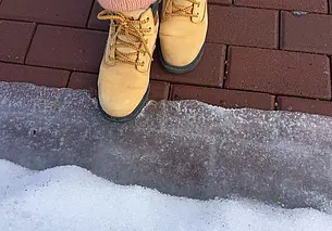 Чем грозят промокшие ноги: от цистита до артрита