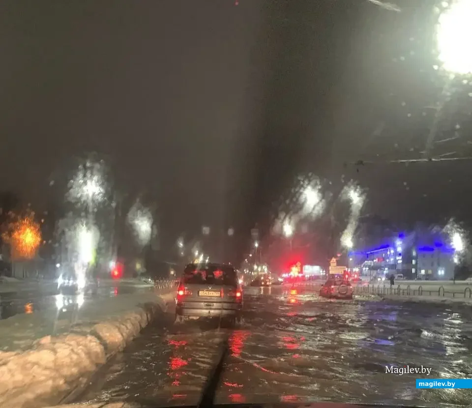 11.12.2022 г. Могилев, район Восьмого. Машины «плывут»