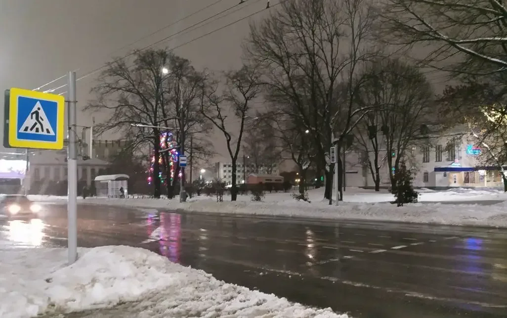 11.12.22г. В Могилеве водитель такси сбил женщину на переходе и скрылся. ГАИ ищет свидетелей.