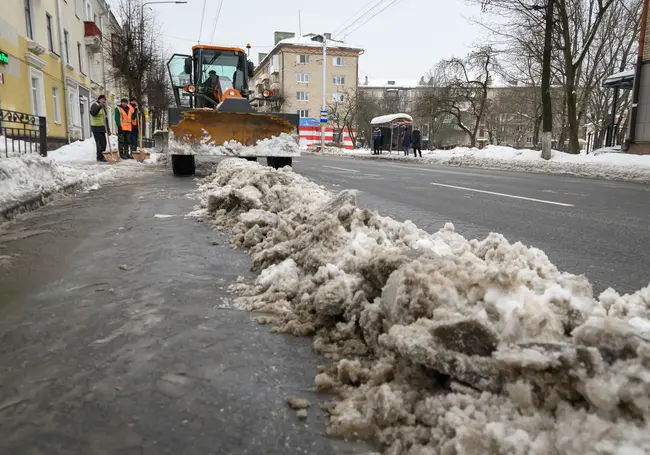 МВД: водителям запрещается опережать снегоуборочную технику
