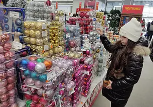 Наряжаем новогоднюю елку: прошлись по магазинам, узнали цены, вспомнили детство
