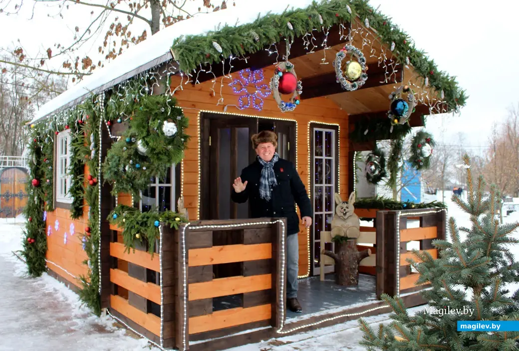 Создание сказочного городка в парке Подниколья Могилева. Домик Деда Мороза и начальник участка парка Юрий Макацария. 13 декабря 2022 года.