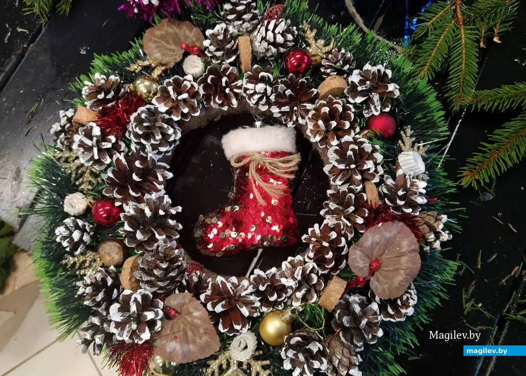 Создание сказочного городка в парке Подниколья Могилева. Украшения для домика Деда Мороза, сделанное своими руками. 13 декабря 2022 года.