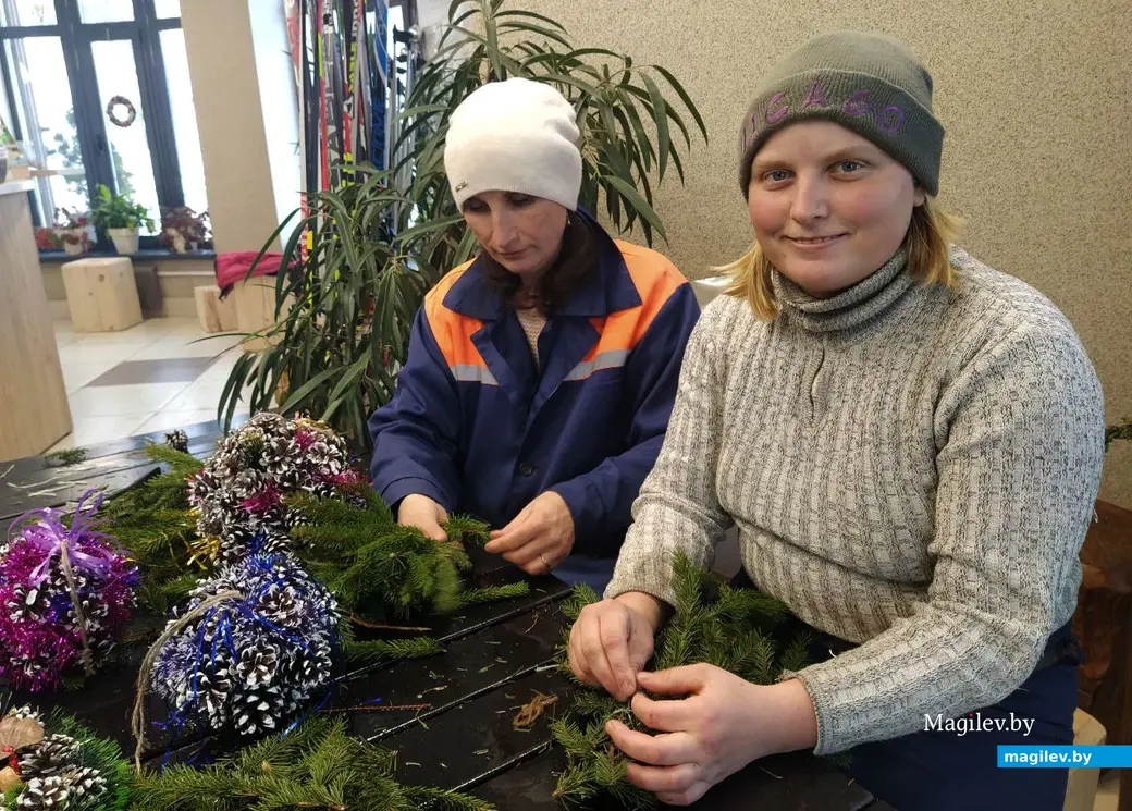Создание сказочного городка в парке Подниколья Могилева. Мастерицы Тамара Баценкова и Юлия Клейменова за работой. 13 декабря 2022 года.