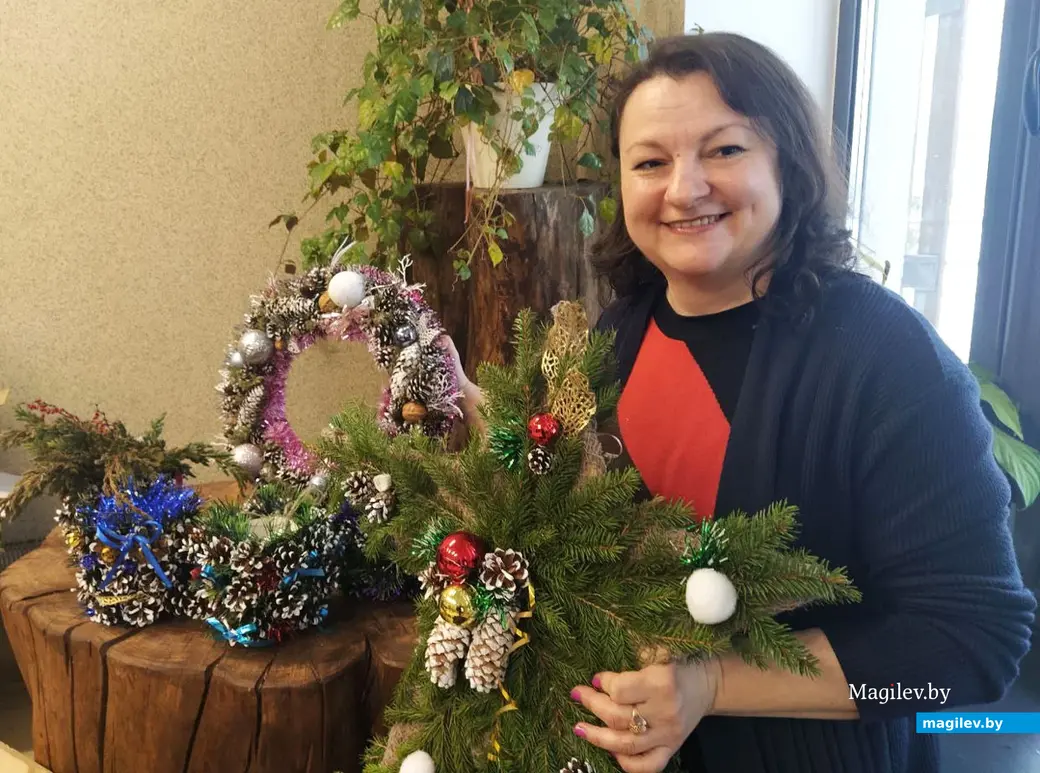 Создание сказочного городка в парке Подниколья Могилева. Мастерская Деда Мороза. Елена Иванова с созданными украшениями. 13 декабря 2022 года.