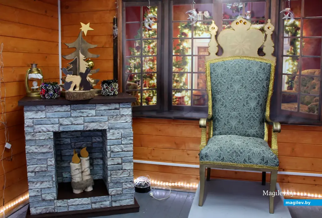 Создание сказочного городка в парке Подниколья Могилева. Домик Деда Мороза. 13 декабря 2022 года.