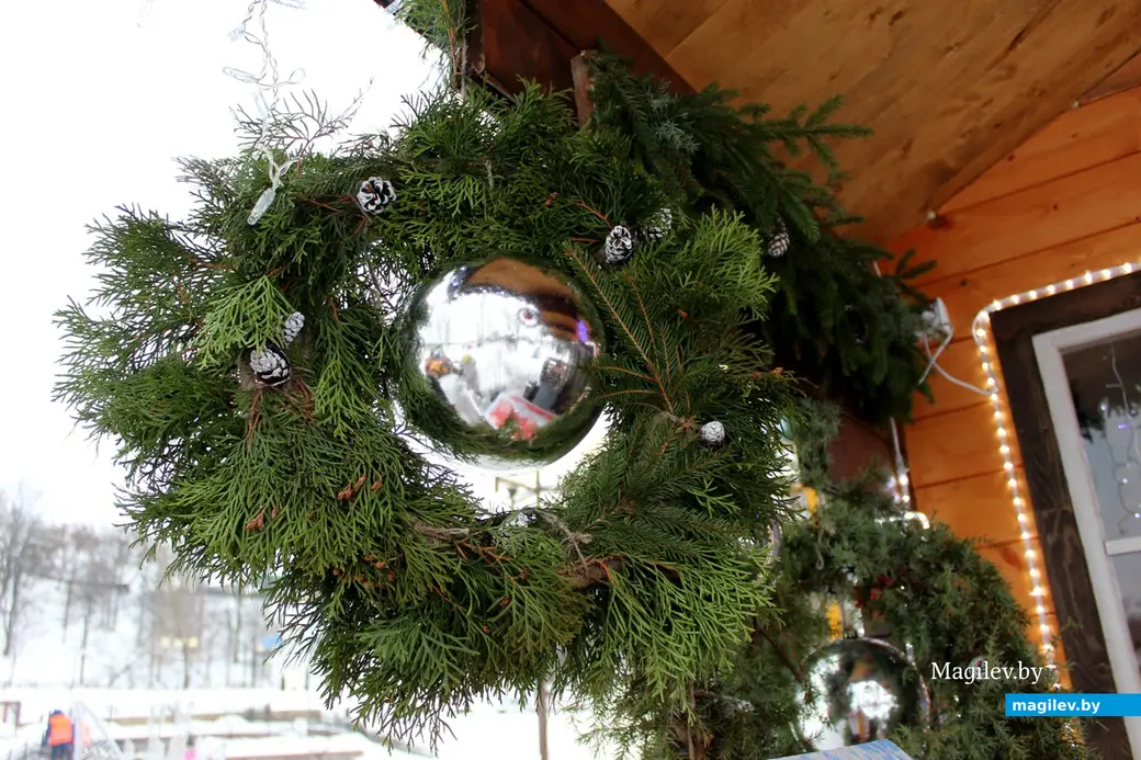 Создание сказочного городка в парке Подниколья Могилева. Украшения для домика Деда Мороза, сделанное своими руками. 13 декабря 2022 года.