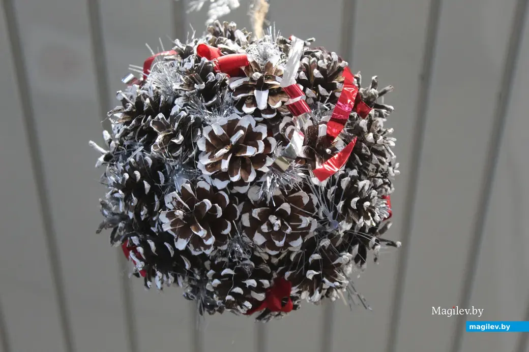 Создание сказочного городка в парке Подниколья Могилева. Украшения для домика Деда Мороза, сделанное своими руками. 13 декабря 2022 года.