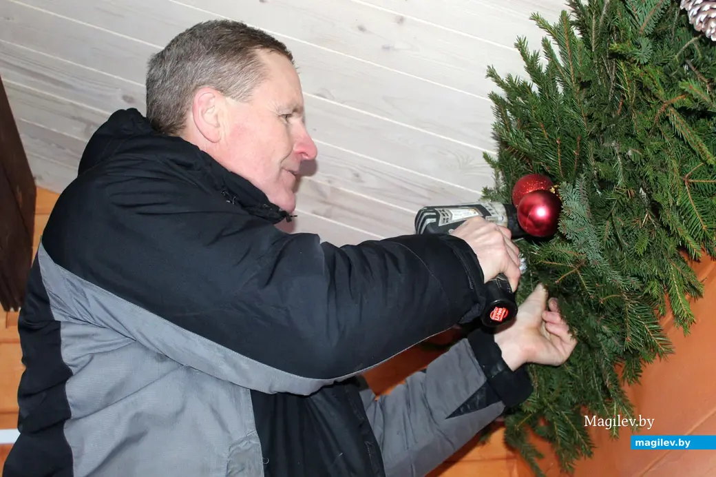 Создание сказочного городка в парке Подниколья Могилева. Оформление домика Деда Мороза. 13 декабря 2022 года.
