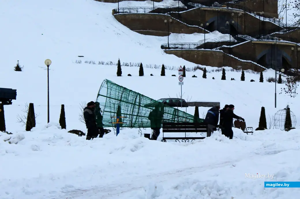 Создание сказочного городка в парке Подниколья Могилева. 13 декабря 2022 года.