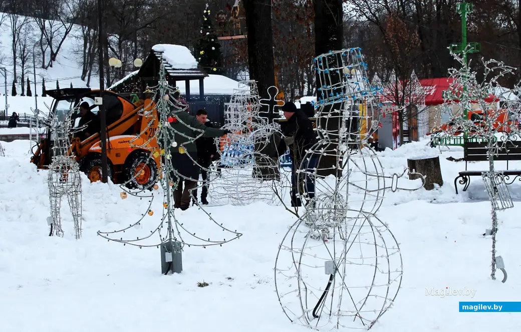Создание сказочного городка в парке Подниколья Могилева. 13 декабря 2022 года.