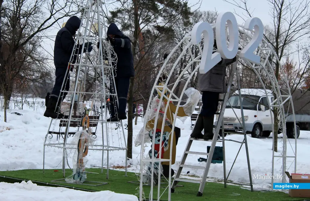 Создание сказочного городка в парке Подниколья Могилева. 13 декабря 2022 года.