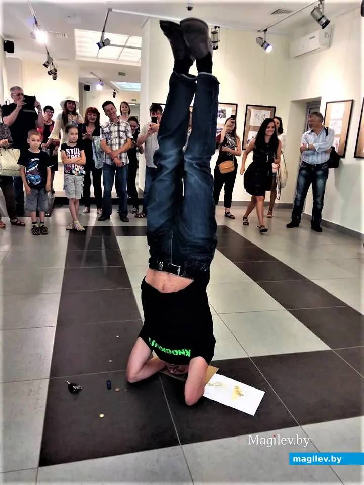 Иногда карикатуристу приходится стоять на голове. В самом прямом смысле слова.