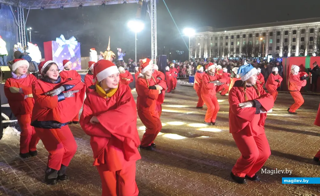 15.12.2022 г. Могилев, пл.Ленина. На главной елке Могилева зажгли новогодние огни