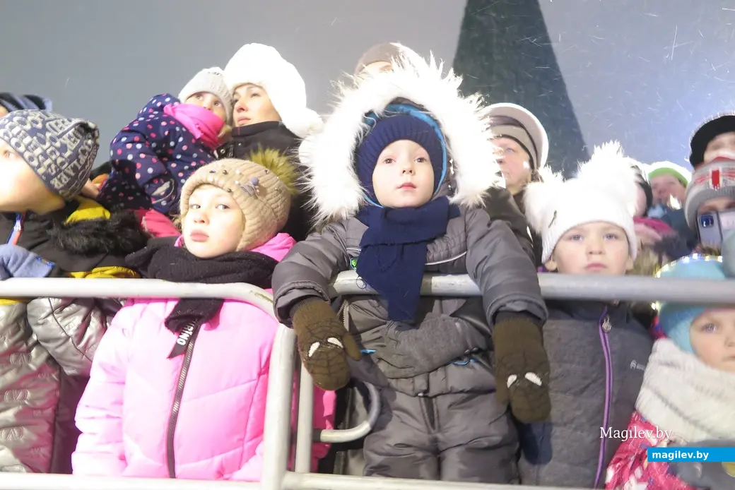 15.12.2022 г. Могилев, пл.Ленина. На главной елке Могилева зажгли новогодние огни