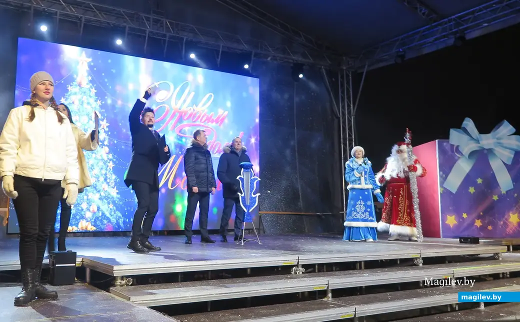 15.12.2022 г. Могилев, пл.Ленина. На главной елке Могилева зажгли новогодние огни