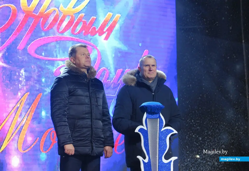 15.12.2022 г. Могилев, пл.Ленина. На главной елке Могилева зажгли новогодние огни: на сцене мэр Александр Студнев (слева) и губернатор Анатолий Исаченко