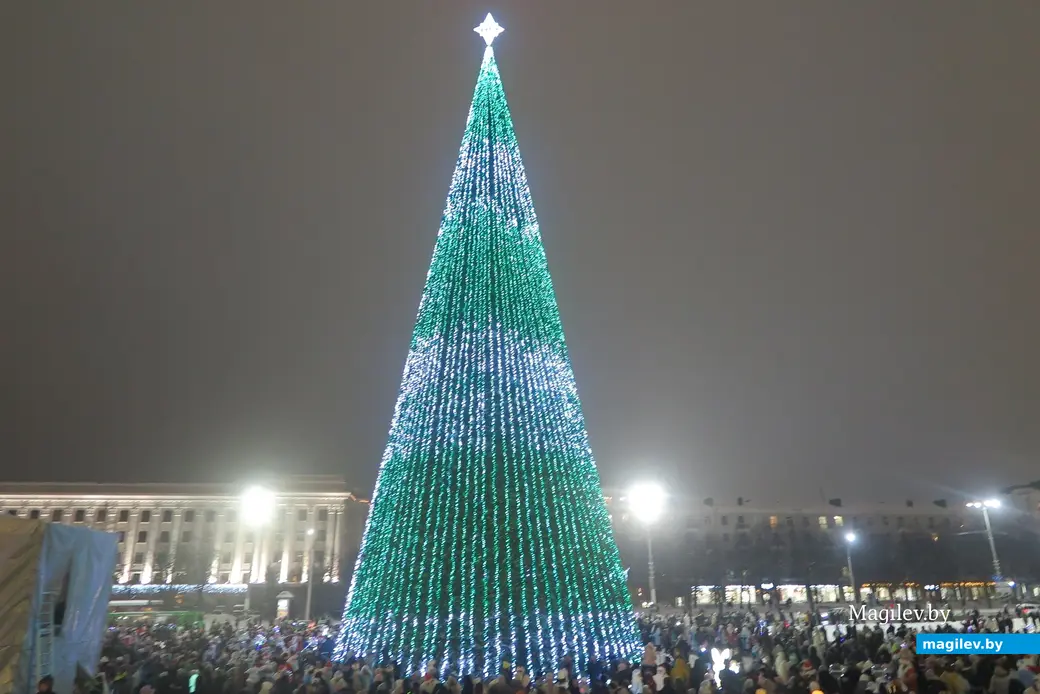 15.12.2022 г. Могилев, пл.Ленина. На главной елке Могилева зажгли новогодние огни
