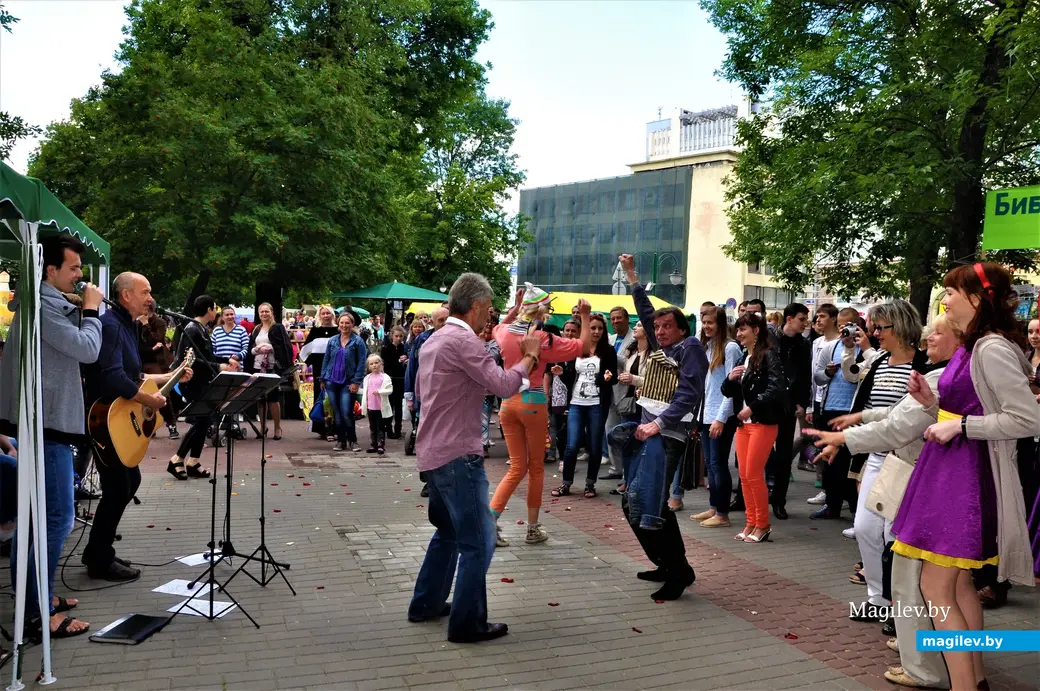 Александ Пьянзин (с поднятой рукой) в роли Джона Траволты. Могилев, 2014 год.
