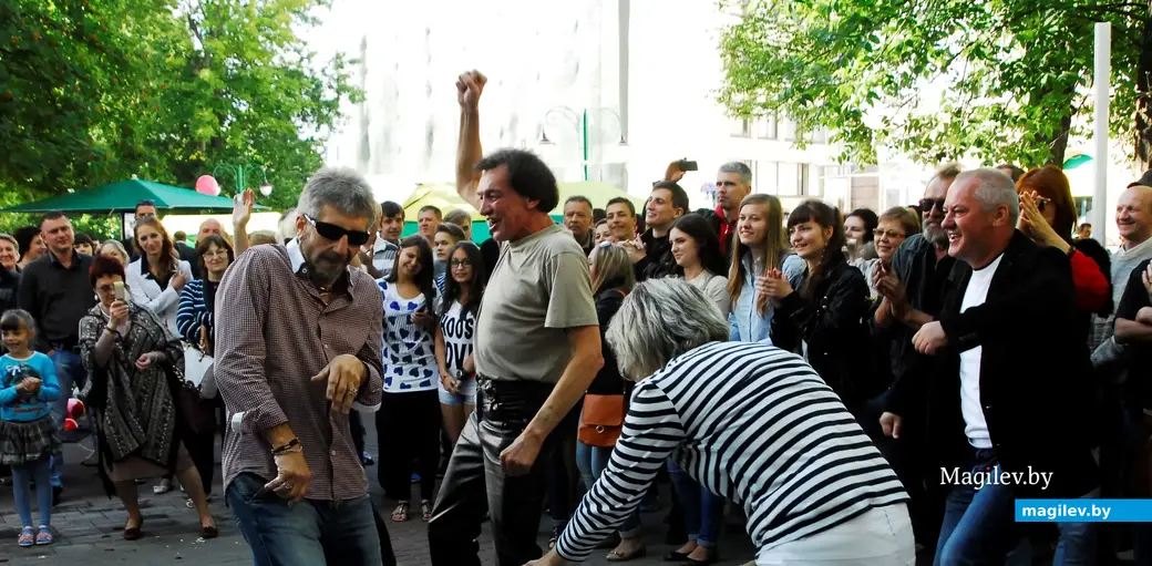 Александ Пьянзин (с поднятой рукой) в роли Джона Траволты. Могилев, 2014 год.