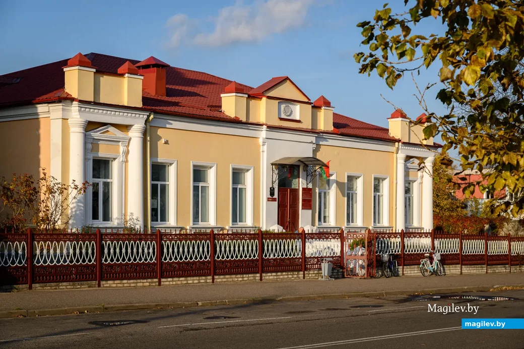 За свою более чем столетнюю жизнь дом утратил часть декоративных элементов. Гомельские