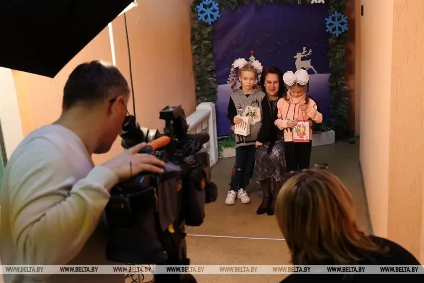 Благотворительный телемарафон «Согреем детские сердца» в прямом эфире телеканала «Беларусь 4 Могилев». Могилев, 16.12.2022 г. Фото: БЕЛТА