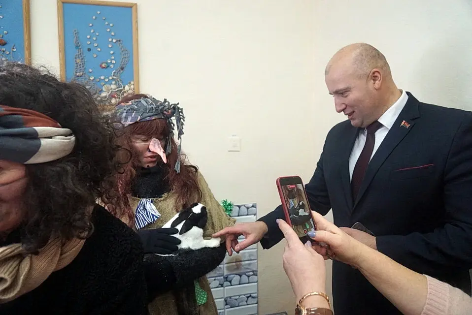 Председатель Могилевского городского Совета депутатов Максим Гурин с обитателями резеденции Деда Мороза. Могилев, 16.12.2022 г Фото: vestnikmogileva.by