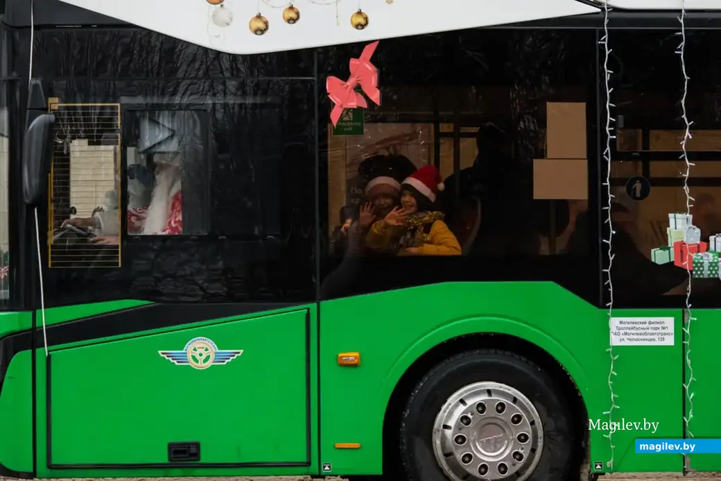 Могилев, 17 декабря 2022 года. Новогодний автопарад «За рулем Дед Мороз».