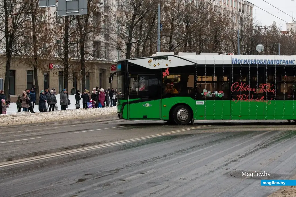Могилев, 17 декабря 2022 года. Новогодний автопарад «За рулем Дед Мороз».