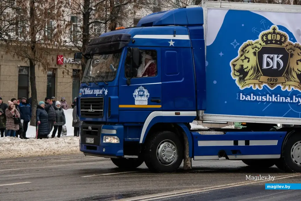 Могилев, 17 декабря 2022 года. Новогодний автопарад «За рулем Дед Мороз».